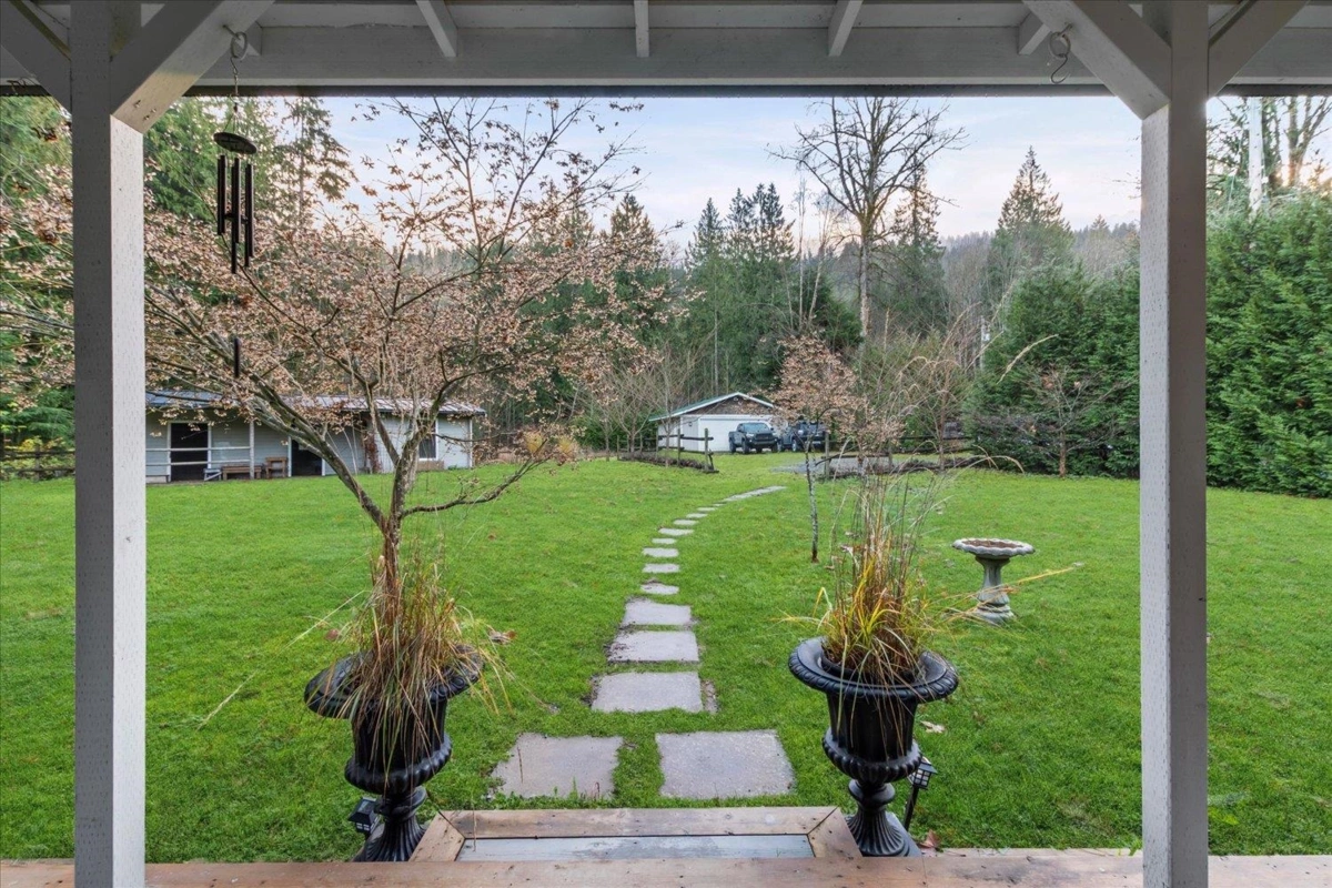Kitchen Island Photo of 6800 Hinkley Road, Chilliwack, BC