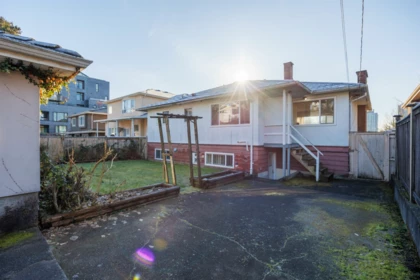 Front Yard Photo of 535 W 62nd Avenue, Vancouver, BC