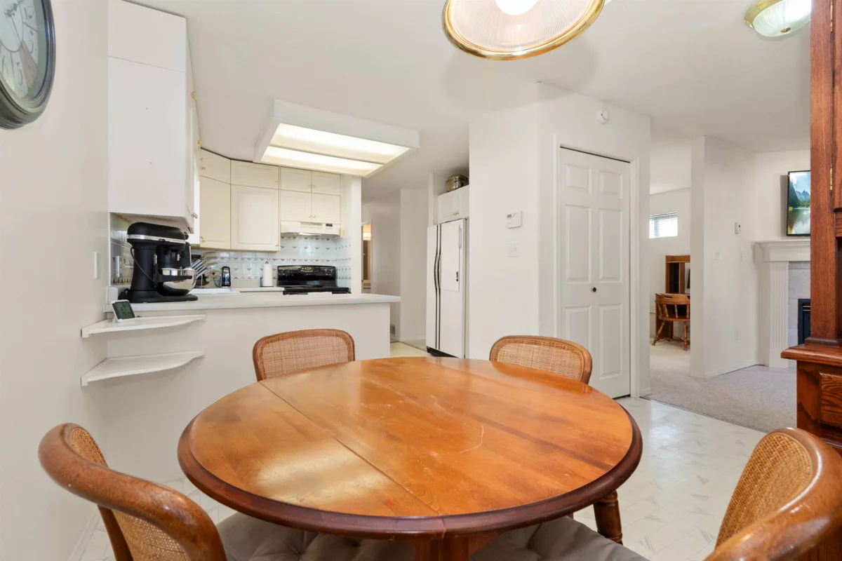 Kitchen Photo of 480 Coquihalla Street, Hope, BC