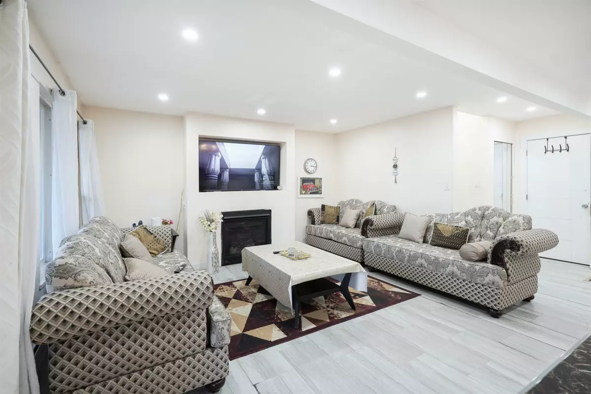 Primary Bathroom Photo of 7368 Parkwood Drive, Surrey, BC