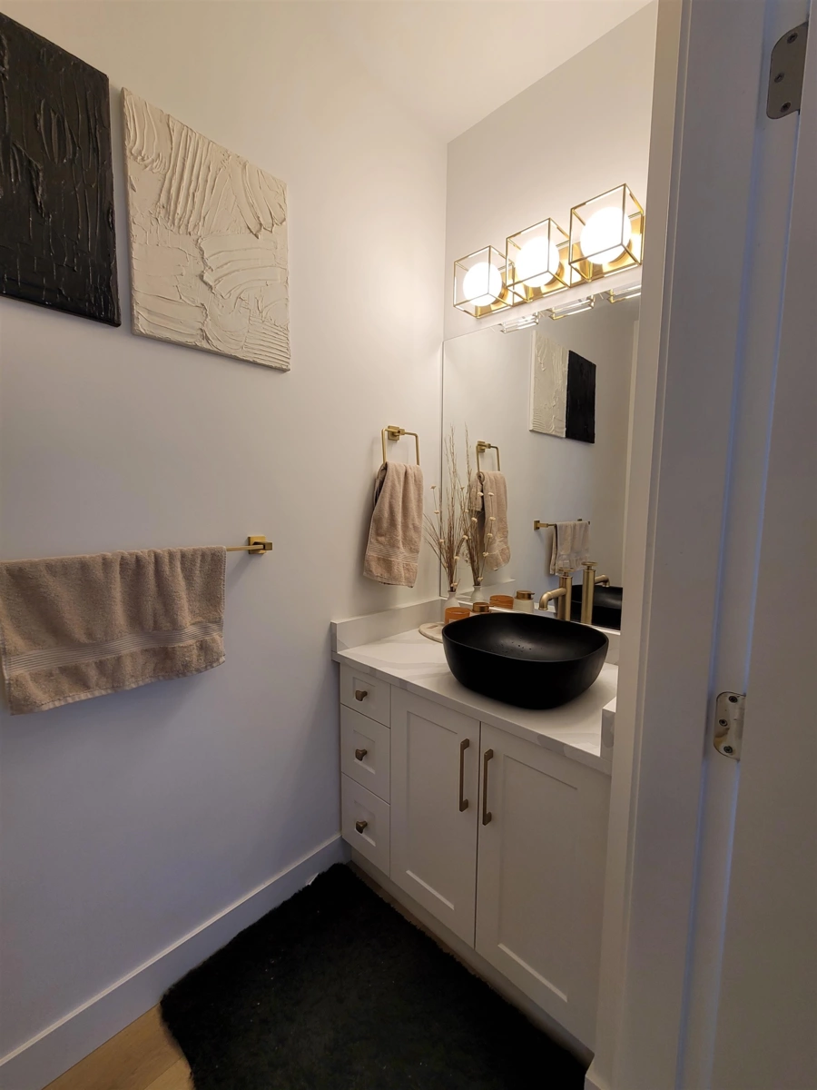 Kitchen Island Photo of 16 9762 182a Street, Surrey, BC