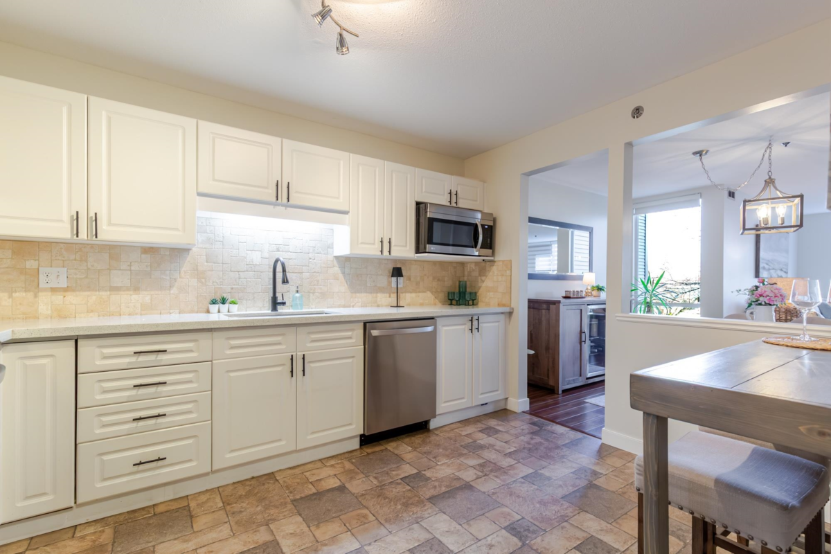Kitchen Island Photo of 211 19142 122 Avenue, Pitt Meadows, BC