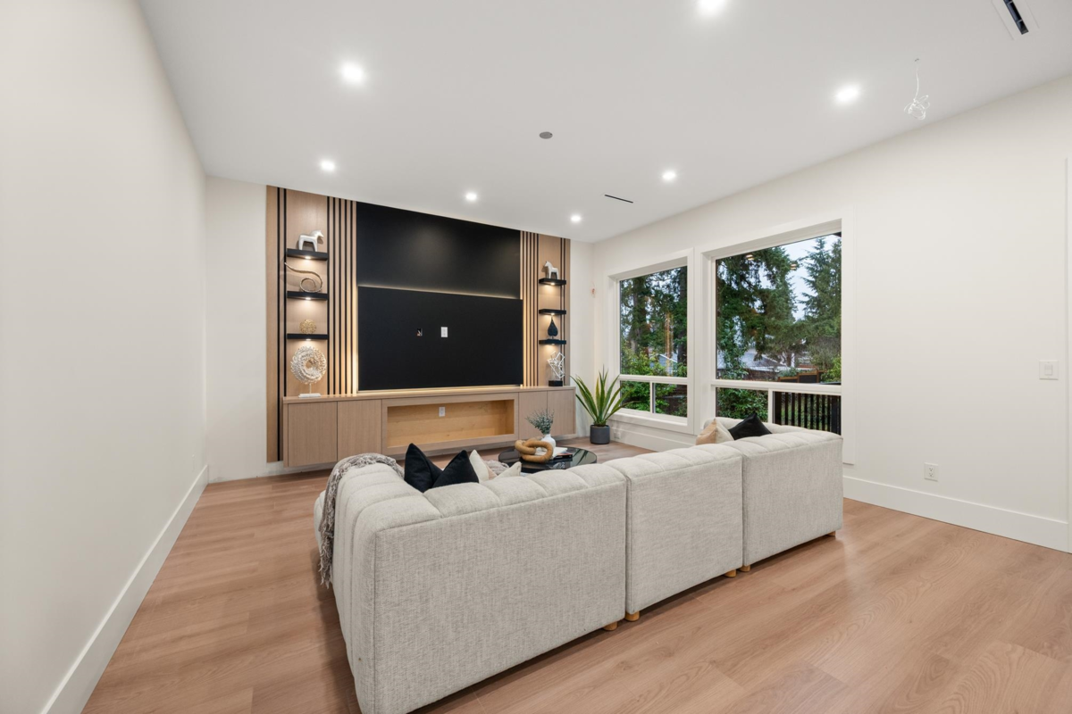 Kitchen Island Photo of 11472 138a Street, Surrey, BC