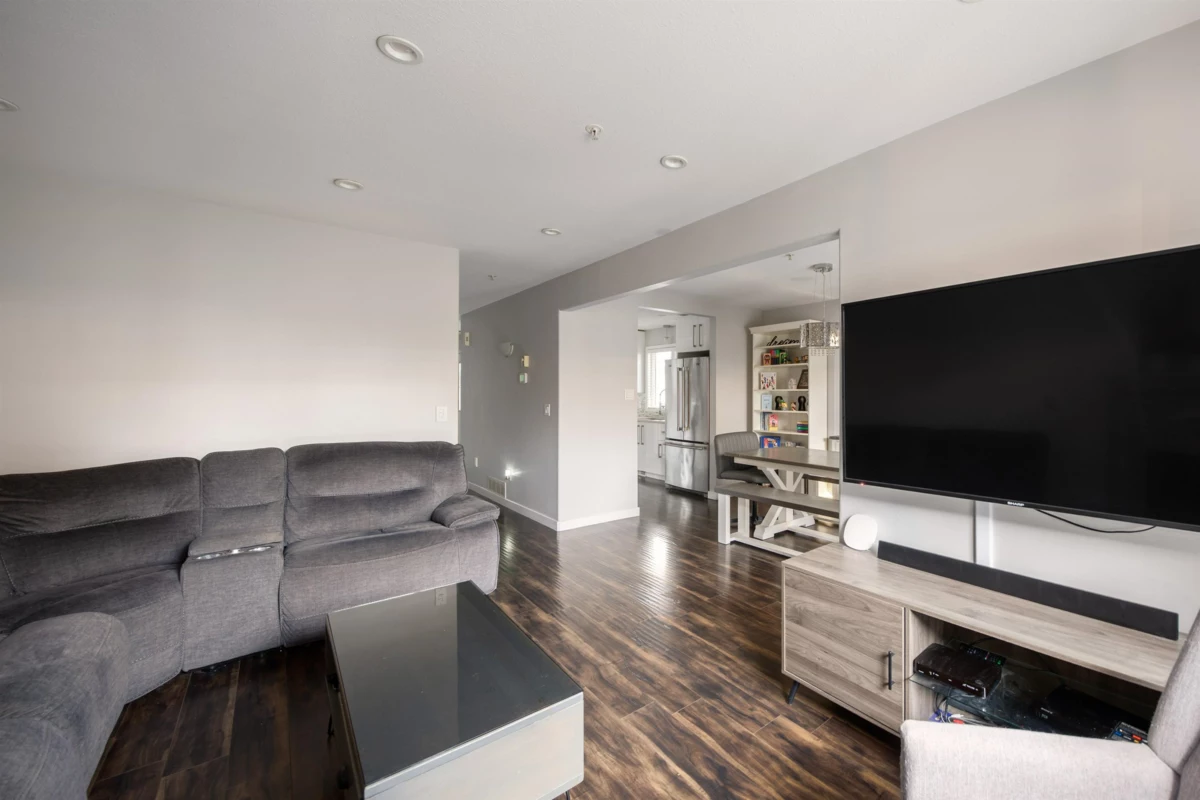 Living Room Photo of 5 19270 122a Avenue, Pitt Meadows, BC