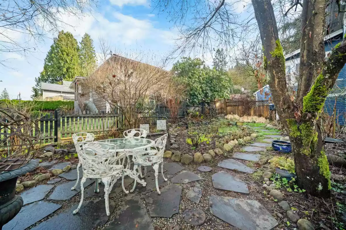 Breakfast Nook Photo of 2201 St George Street, Port Moody, BC