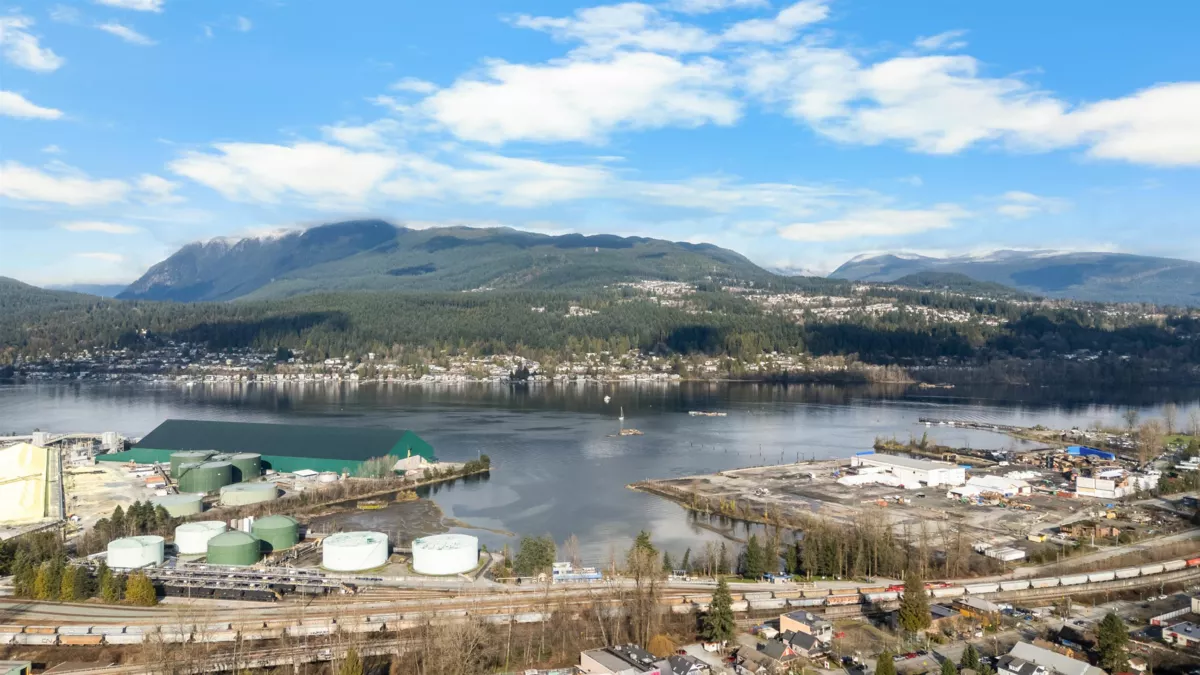 Guest Bathroom Photo of 2201 St George Street, Port Moody, BC