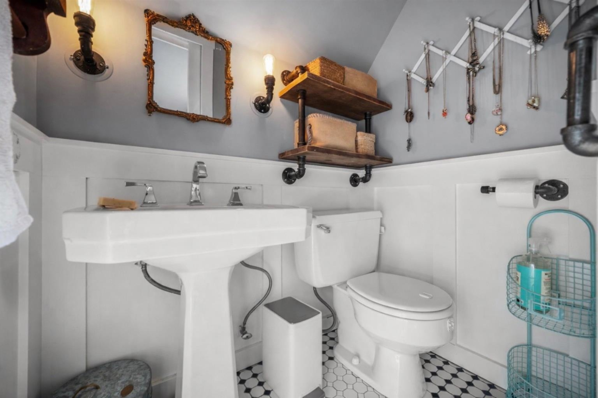 Hot Tub / Spa Photo of 2201 St George Street, Port Moody, BC