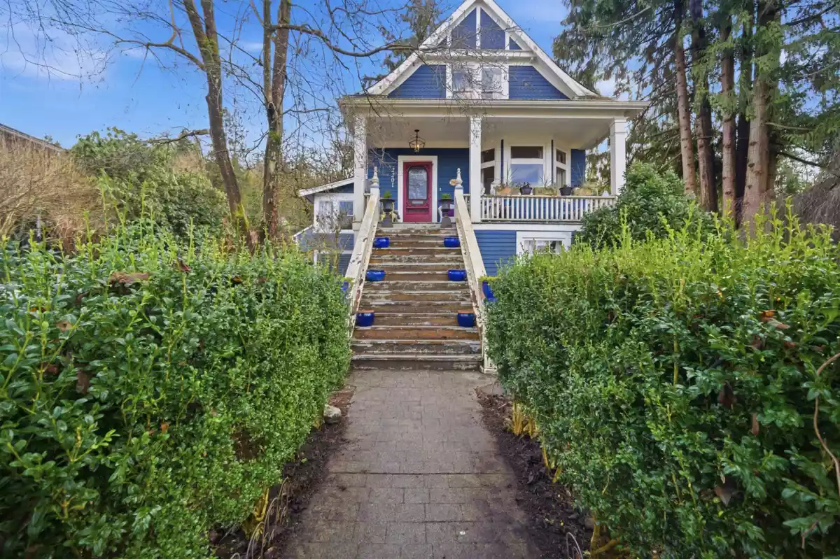 Living Room Photo of 2201 St George Street, Port Moody, BC