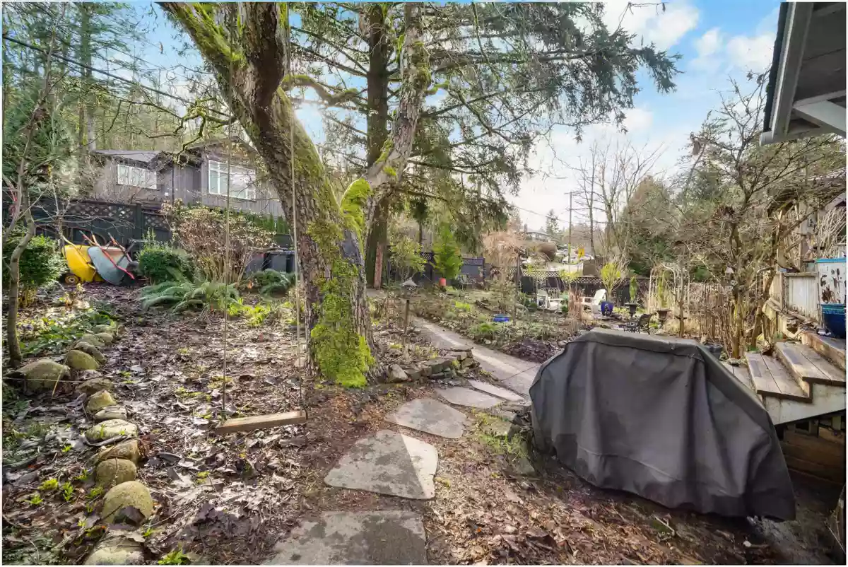 Primary Bathroom Photo of 2201 St George Street, Port Moody, BC
