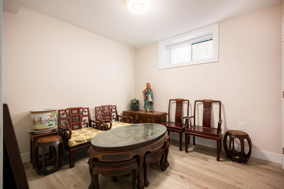 Front Yard Photo of 1 58 E 39th Avenue, Vancouver, BC