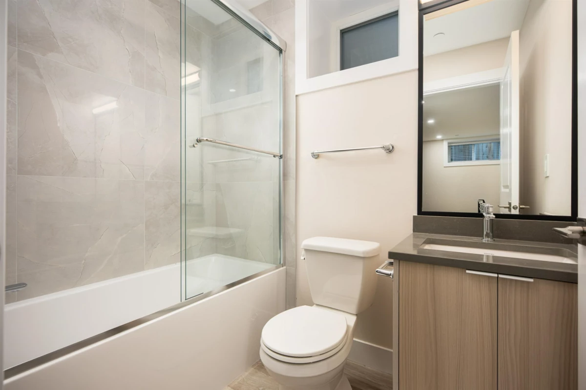 Hallway Photo of 1 58 E 39th Avenue, Vancouver, BC