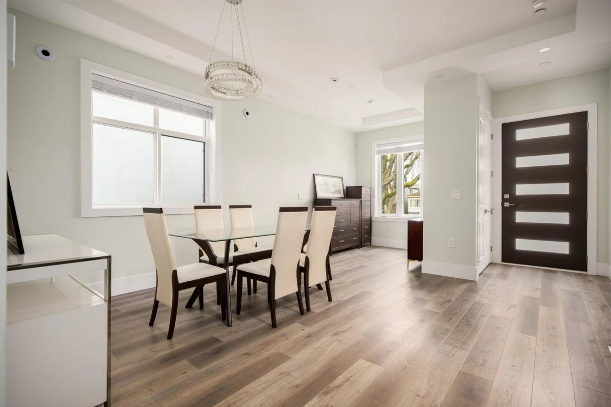 Living Room Photo of 1 58 E 39th Avenue, Vancouver, BC