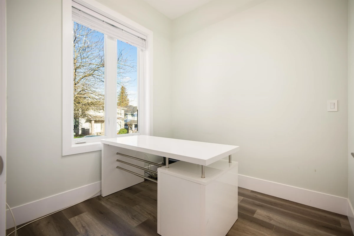 Walk-In Closet Photo of 1 58 E 39th Avenue, Vancouver, BC