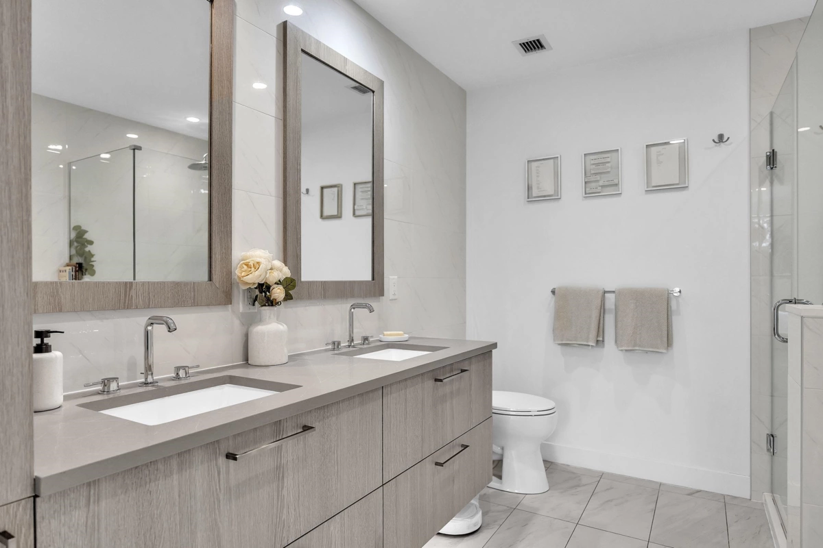 Office / Den Photo of 205 733 E 3rd Street, North Vancouver, BC