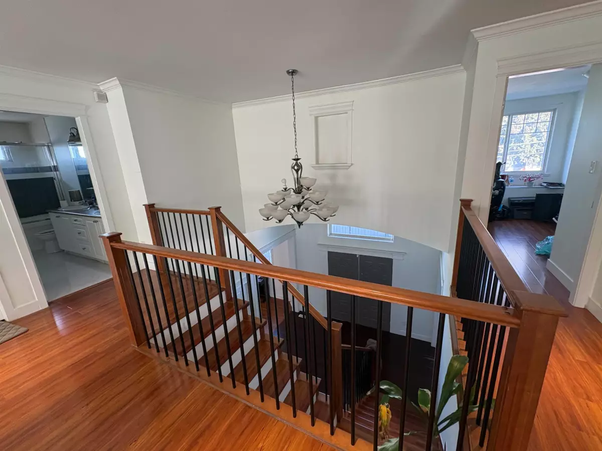 Kitchen Island Photo of 18048 64 Avenue, Surrey, BC