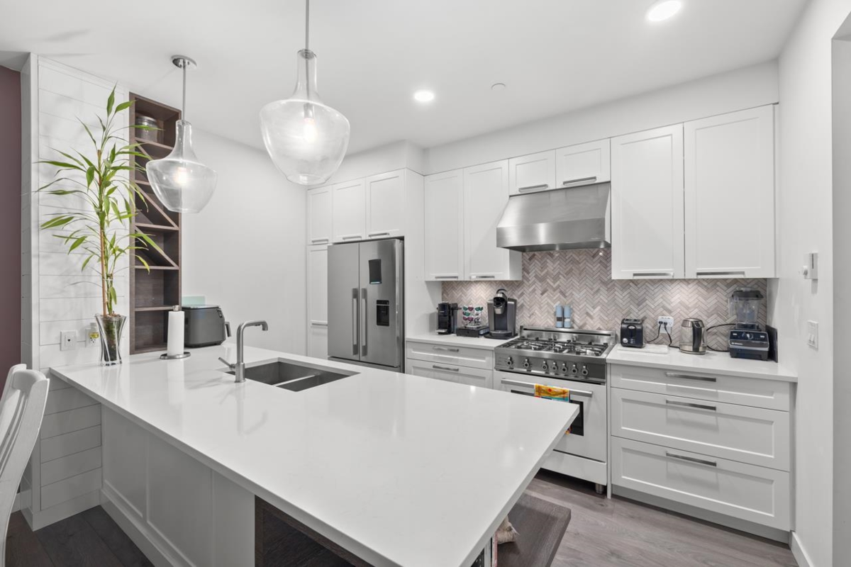 Kitchen Island Photo of 110 33540 Mayfair Avenue, Abbotsford, BC