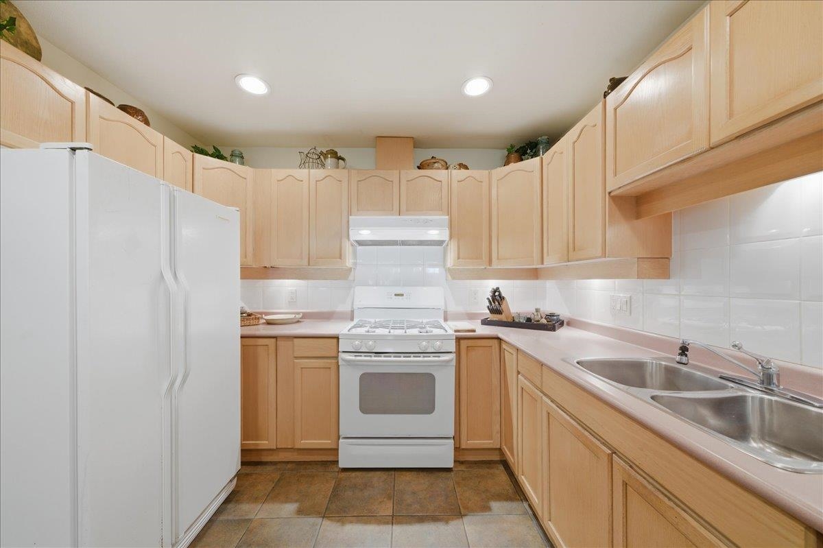 Primary Bathroom Photo of 14 11355 Cottonwood Drive, Maple Ridge, BC