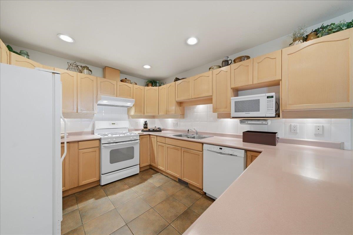 Primary Bedroom Photo of 14 11355 Cottonwood Drive, Maple Ridge, BC