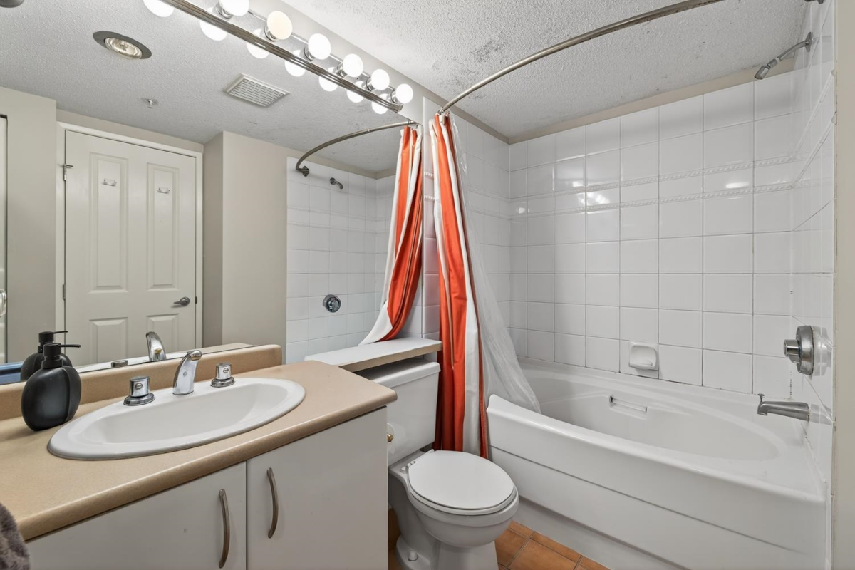 Walk-In Closet Photo of 106 2983 W 4th Avenue, Vancouver, BC