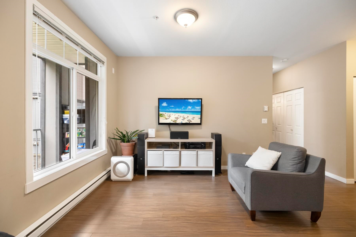 Dining Area Photo of 328 13277 108 Avenue, Surrey, BC