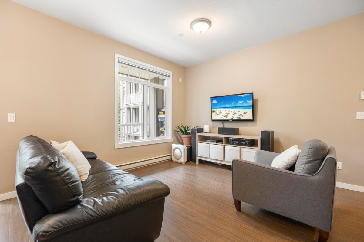 Family Room Photo of 328 13277 108 Avenue, Surrey, BC