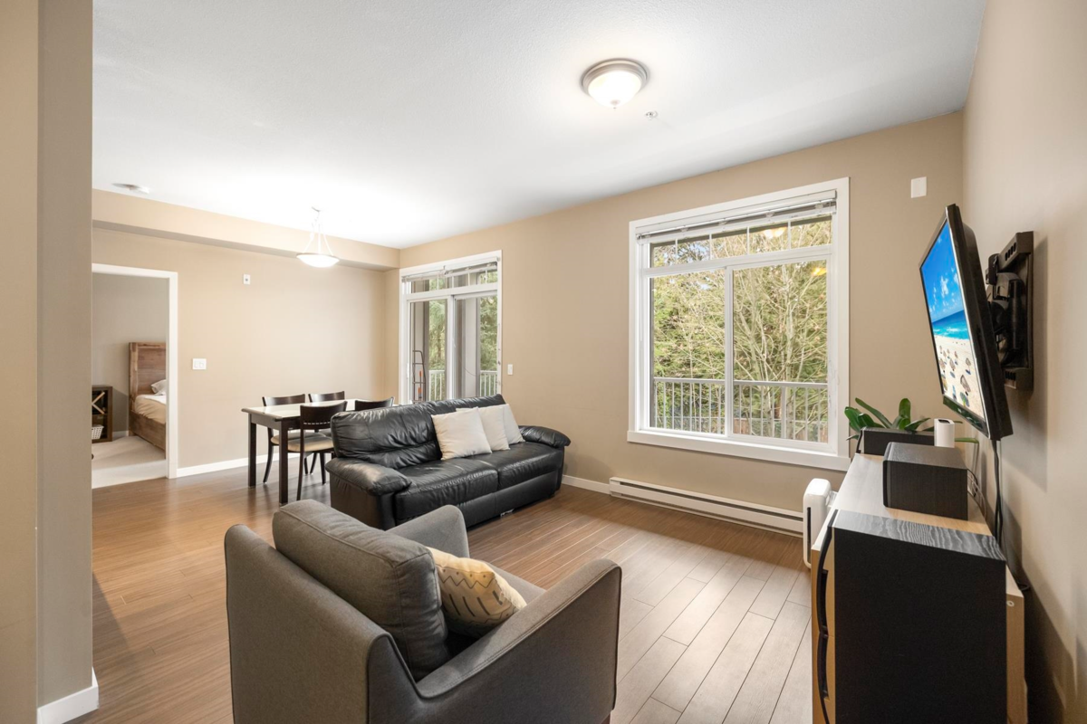 Kitchen Photo of 328 13277 108 Avenue, Surrey, BC