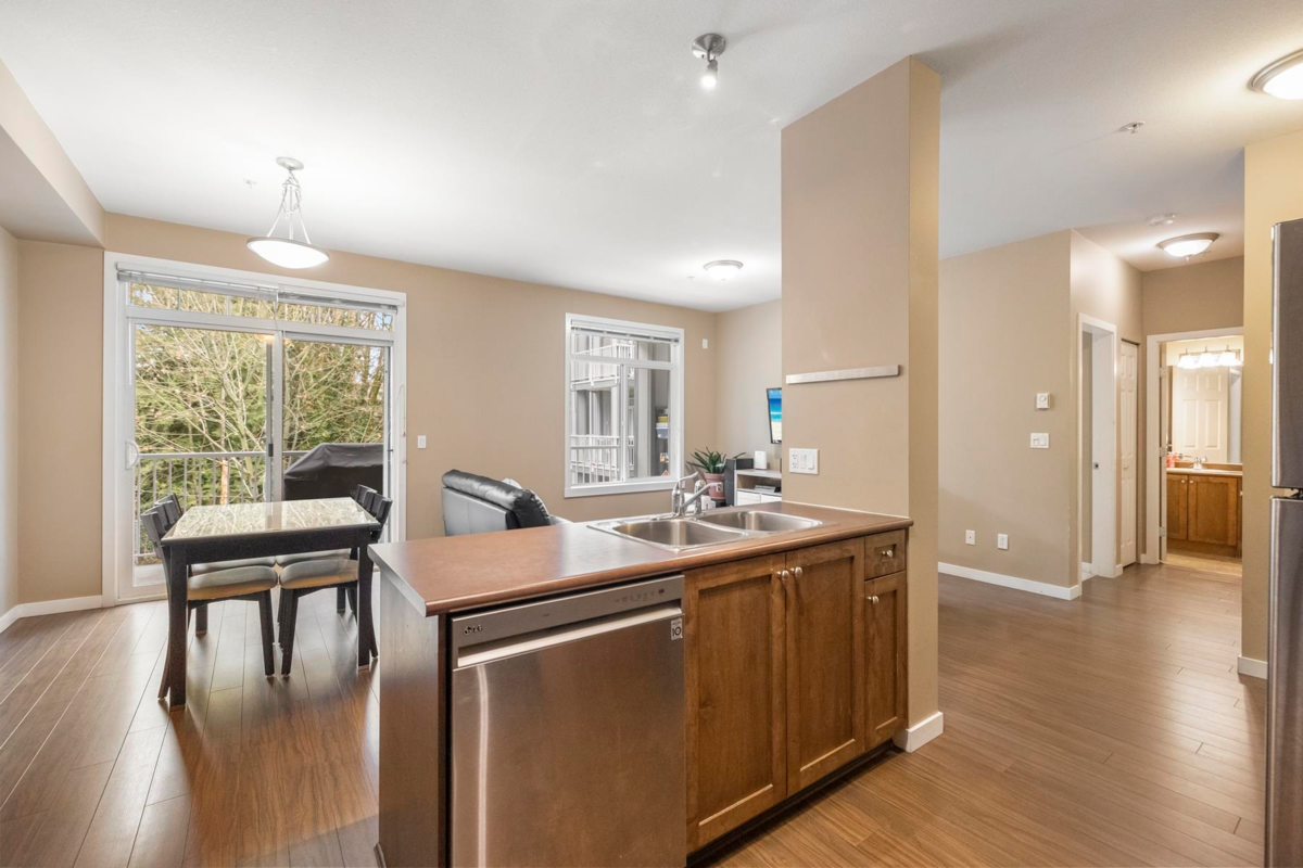 Primary Bathroom Photo of 328 13277 108 Avenue, Surrey, BC