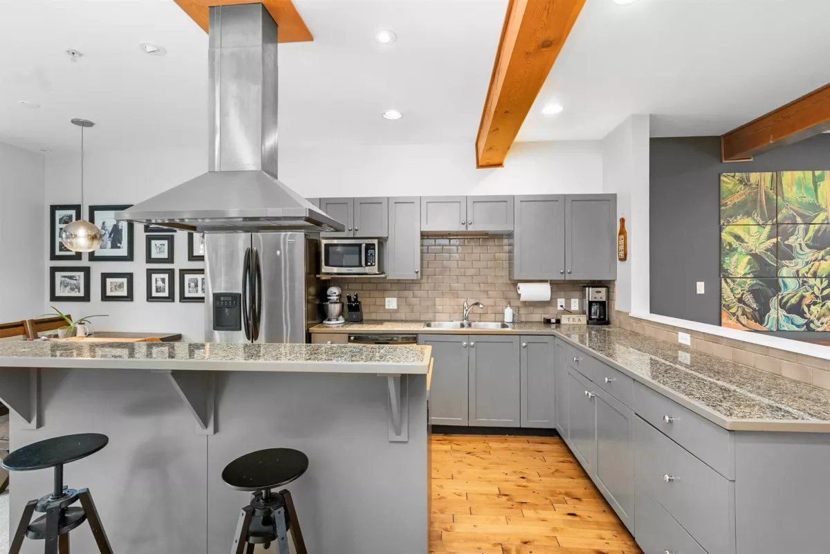 Kitchen Island Photo of 19 39758 Government Road, Squamish, BC