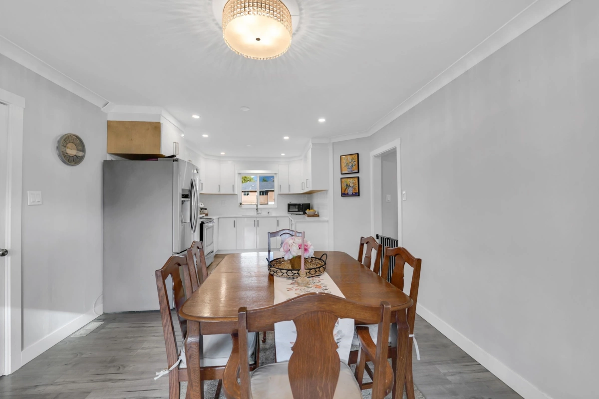 Kitchen Island Photo of 2026 Garibaldi Way, Squamish, BC
