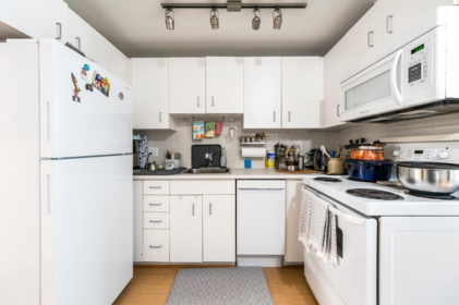 Kitchen Island Photo of 1308 555 Jervis Street, Vancouver, BC