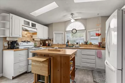 Kitchen Island Photo of 22 44565 Monte Vista Drive, Chilliwack, BC