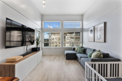 Kitchen Island Photo of 413 3156 Dayanee Springs Boulevard, Coquitlam, BC