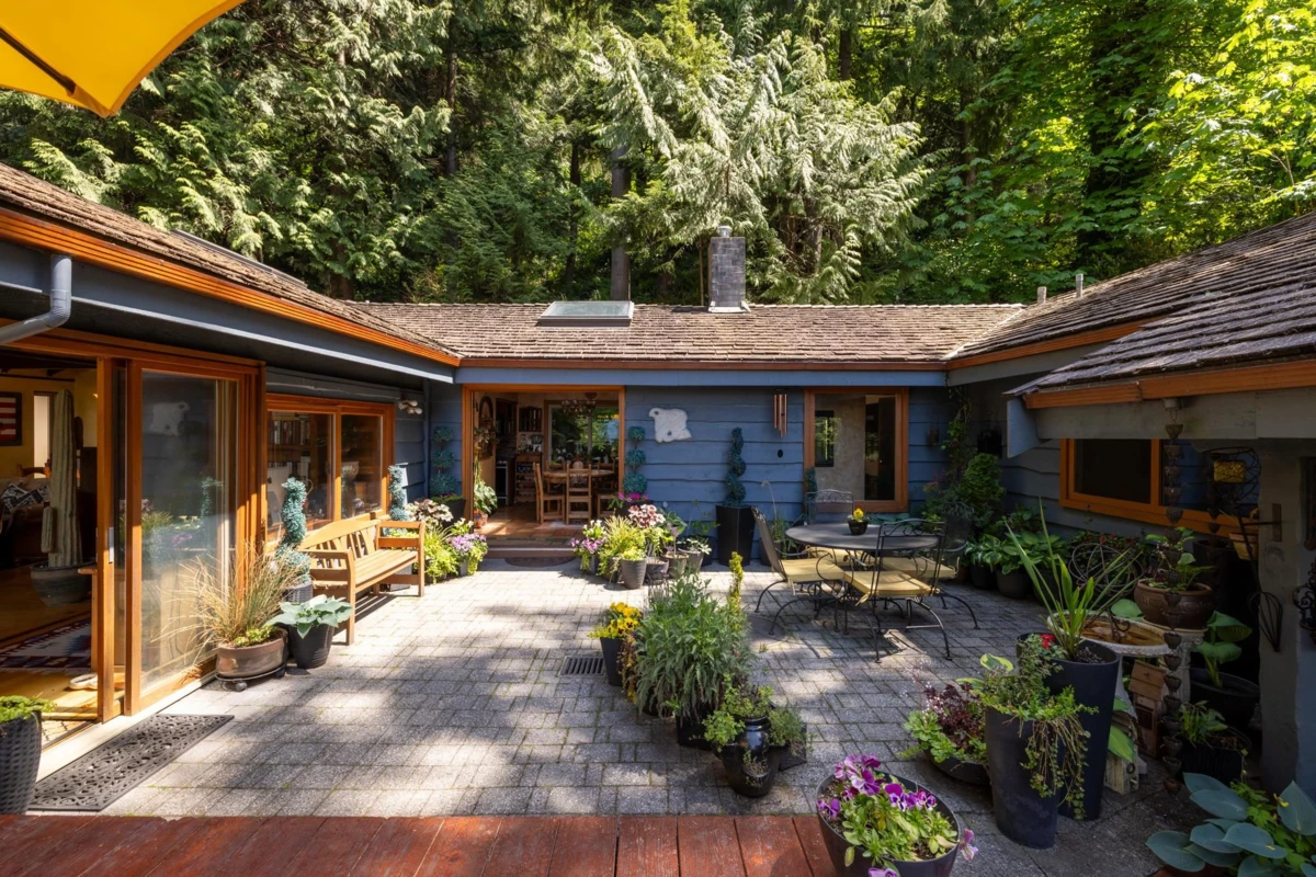 Family Room Photo of 315 Bayview Road, Lions Bay, BC