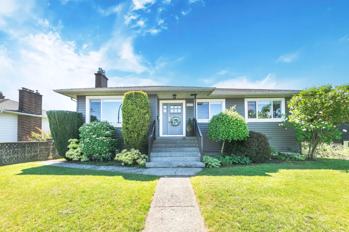 Living Room Photo of 4850 Highlawn Drive, Burnaby, BC