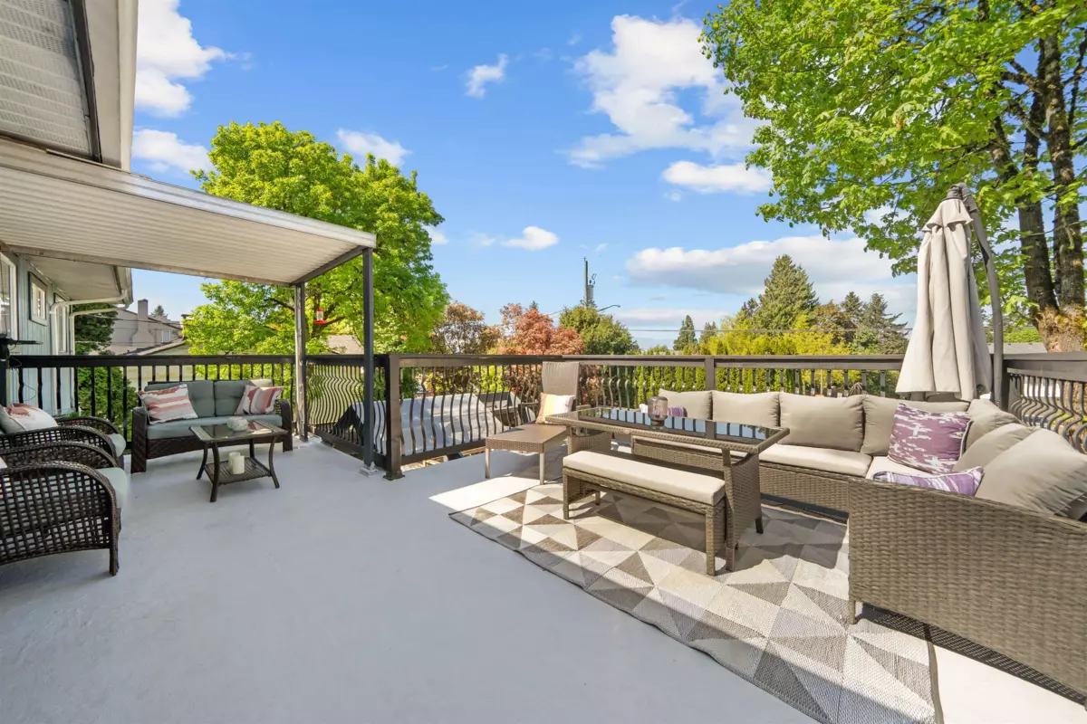 Family Room Photo of 11730 97 Avenue, Surrey, BC