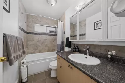 Entry Foyer Photo of 11730 97 Avenue, Surrey, BC