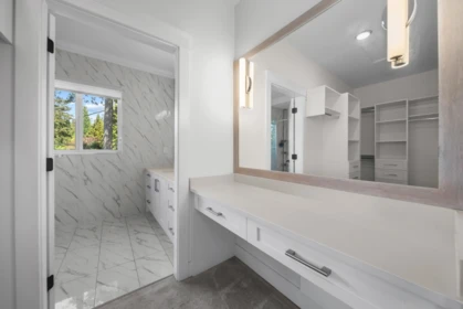 Hallway Photo of 13162 20 Avenue, Surrey, BC