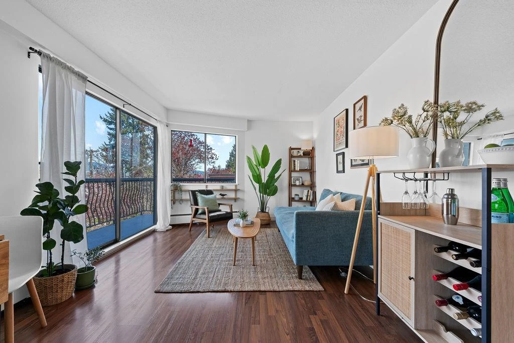 Living Room Photo of 305 2330 Maple Street, Vancouver, BC