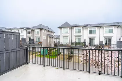 Entry Foyer Photo of 28 2838 Livingstone Avenue, Abbotsford, BC