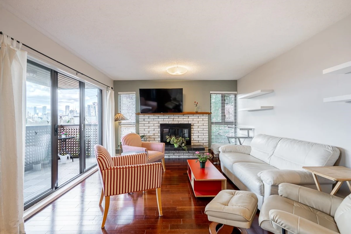 Dining Area Photo of 209 2211 W 2nd Avenue, Vancouver, BC