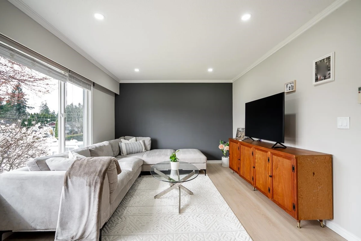 Living Room Photo of 32157 Holiday Avenue, Mission, BC