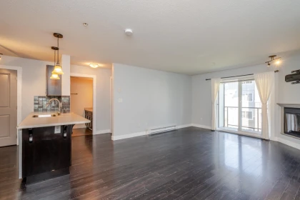 Kitchen Photo of 305 2038 Sandalwood Crescent, Abbotsford, BC