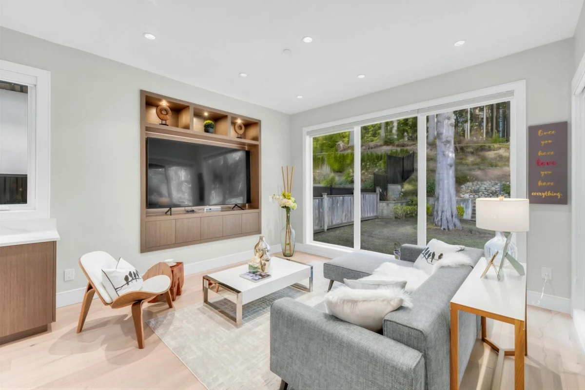 Dining Area Photo of 31 Glenmore Drive, West Vancouver, BC