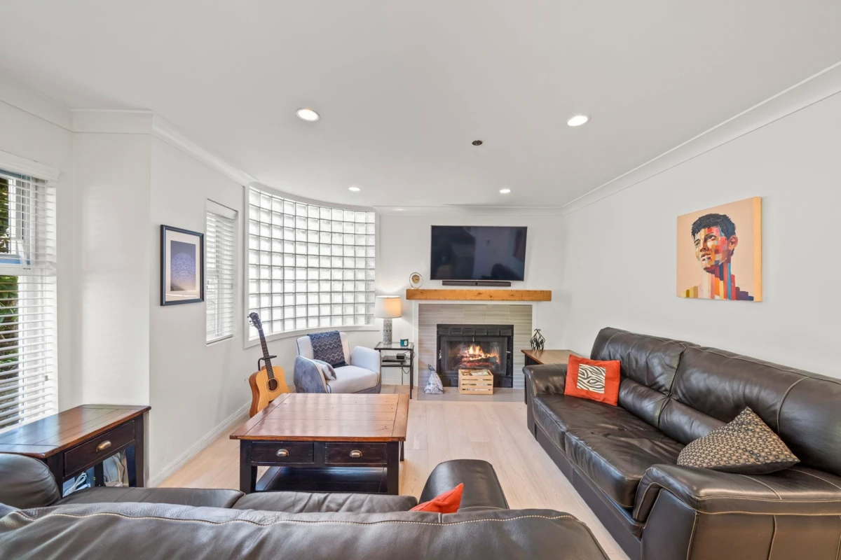 Dining Area Photo of 109 888 W 13th Avenue, Vancouver, BC