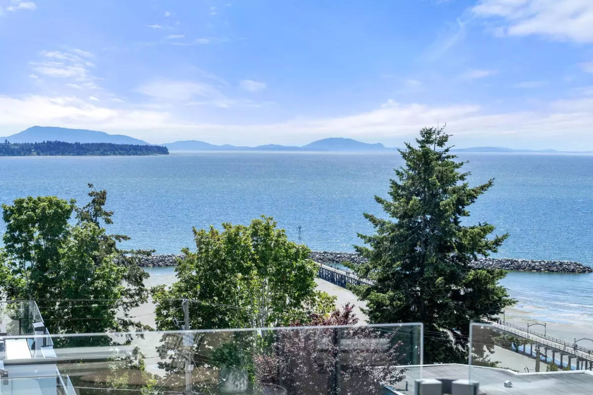 Family Room Photo of 15094 Royal Avenue, White Rock, BC