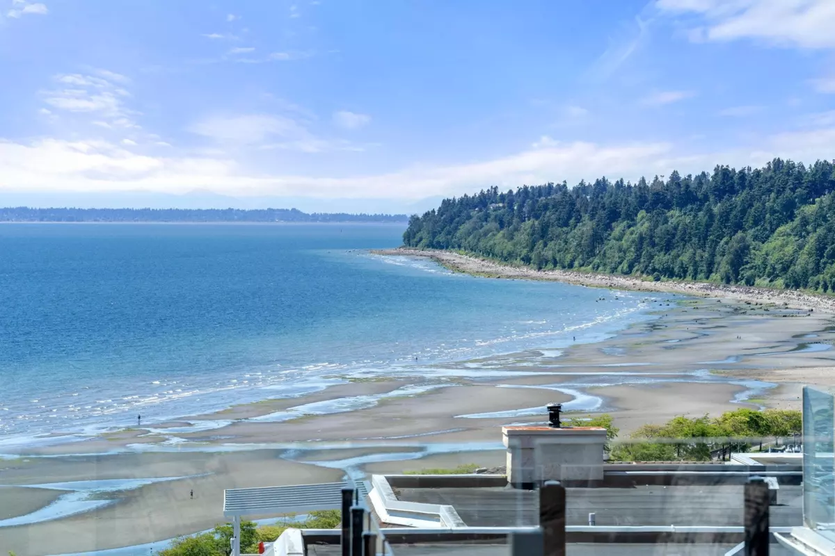 Living Room Photo of 15094 Royal Avenue, White Rock, BC
