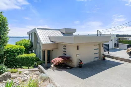 15094 Royal Avenue, White Rock, BC, White Rock — Single Family Residence for sale