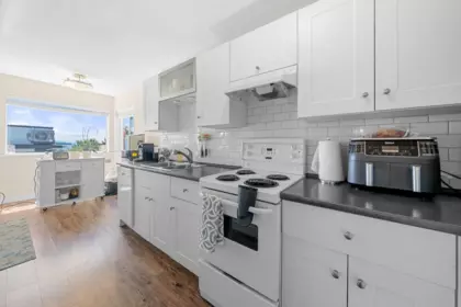 Hot Tub / Spa Photo of 15094 Royal Avenue, White Rock, BC