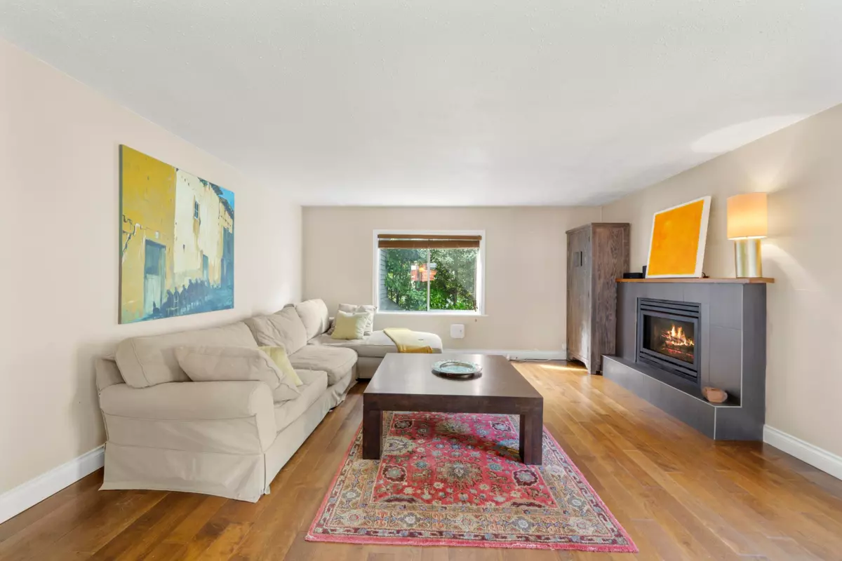 Living Room Photo of 1588 Inglewood Avenue, West Vancouver, BC