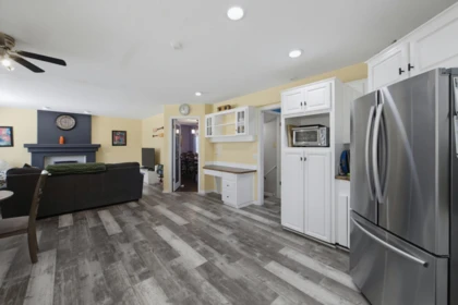Kitchen Island Photo of 19028 58 Avenue, Surrey, BC